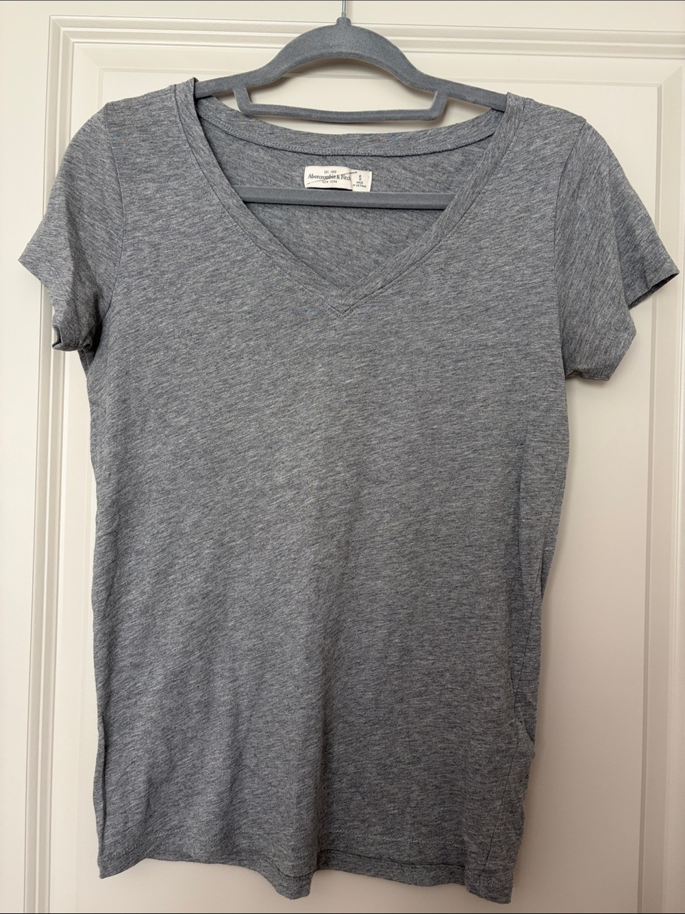 Abercrombie & Fitch Heather Gray V-Neck Short Sleeve Tee